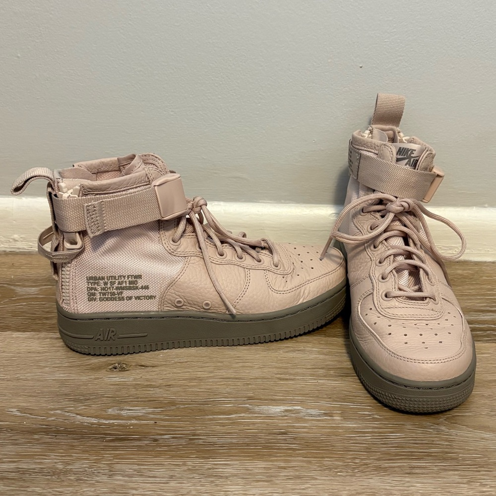 Nike WMNS SF AF-1 MID Urban Utility Sneaker